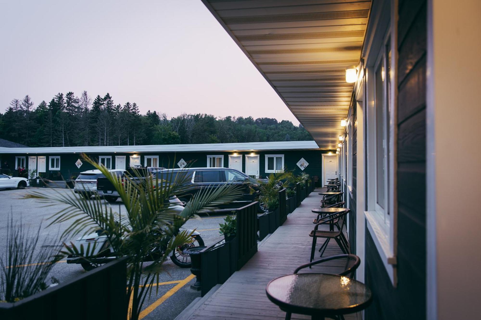 Motel Des Cascades บี-แซ็ง-ปอล ภายนอก รูปภาพ