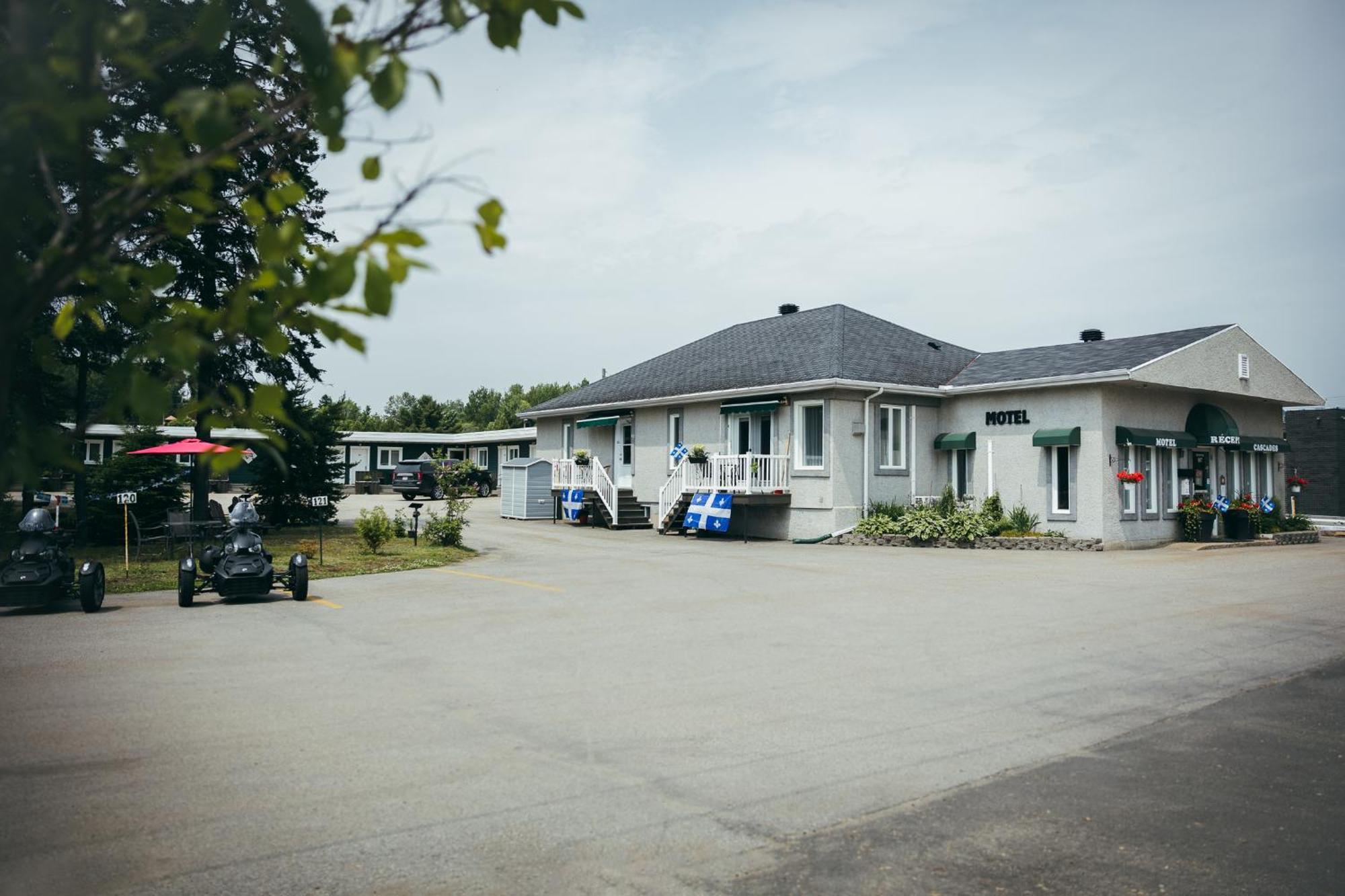 Motel Des Cascades บี-แซ็ง-ปอล ภายนอก รูปภาพ